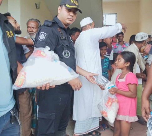 কুমিল্লায় র্যা ব- ১১ এর উদ্যোগে বন্যা কবলিত পরিবারগুলোর মাঝে খাদ্য সামগ্রী বিতরণ